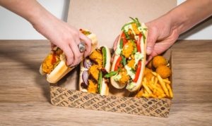 Hähnchen in Hotdog-Form Chicken-Hotdog in der Partybox
