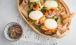 Bao-Brötchen mit paniertem Hähnchen Bao-Brötchen mit Hähnchen