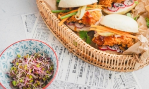 asiatische Bao-Brötchen Hähnchen nach asiatischer Art – orientalisches Comfort Food