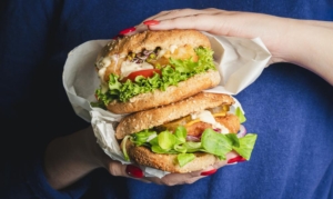 Burger mit Fischstücken Fischburger mit Käse