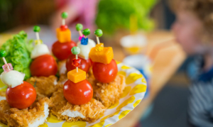 Hähnchen für Kinder im Restaurant Hähnchen zum Mittagessen für Kinder? Nur mit Holly Powder