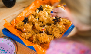 paniertes Hähnchen für Kinder Familienfreundliches Restaurant