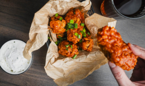 buffalo wings mit sauce Buffalo-Sauce – würzige Note
