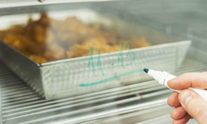 Kontrolle der Frittierzeit bei der Zubereitung von Hähnchenstücken