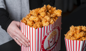 Chicken Popcorn zum Mitnehmen in einer Pappbox