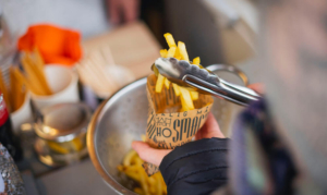 Streetfood-Snacks Frisch zubereitete Pommes frites als Streetfood-Snack