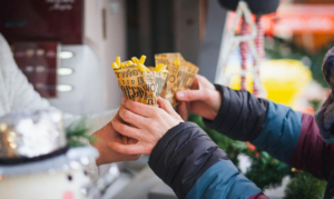 Streetfood-Stand mit Take-away-Angebot